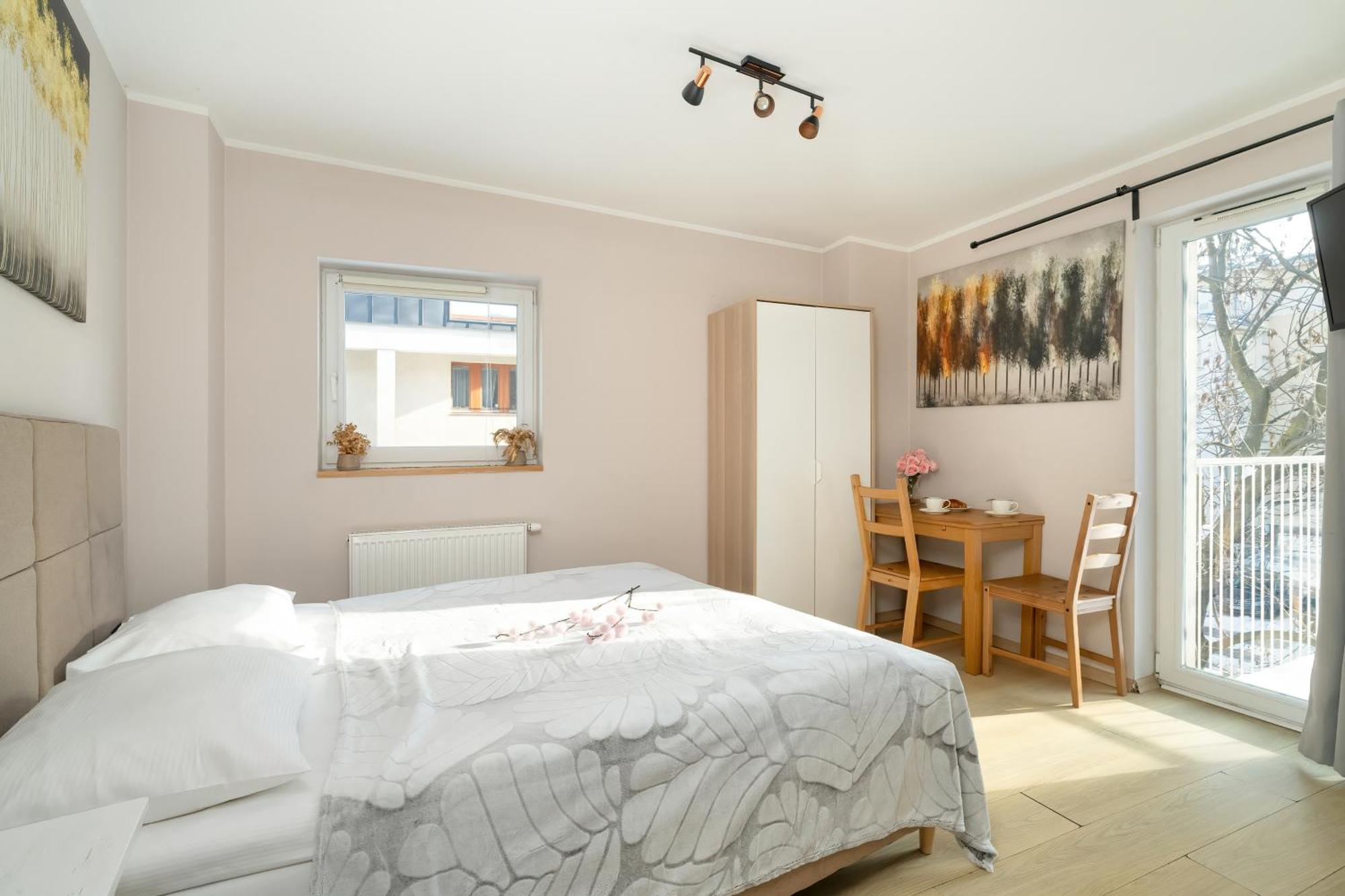 Stylowe I Eleganckie Studia Very Berry W Poznaniu By Renters Apartment
