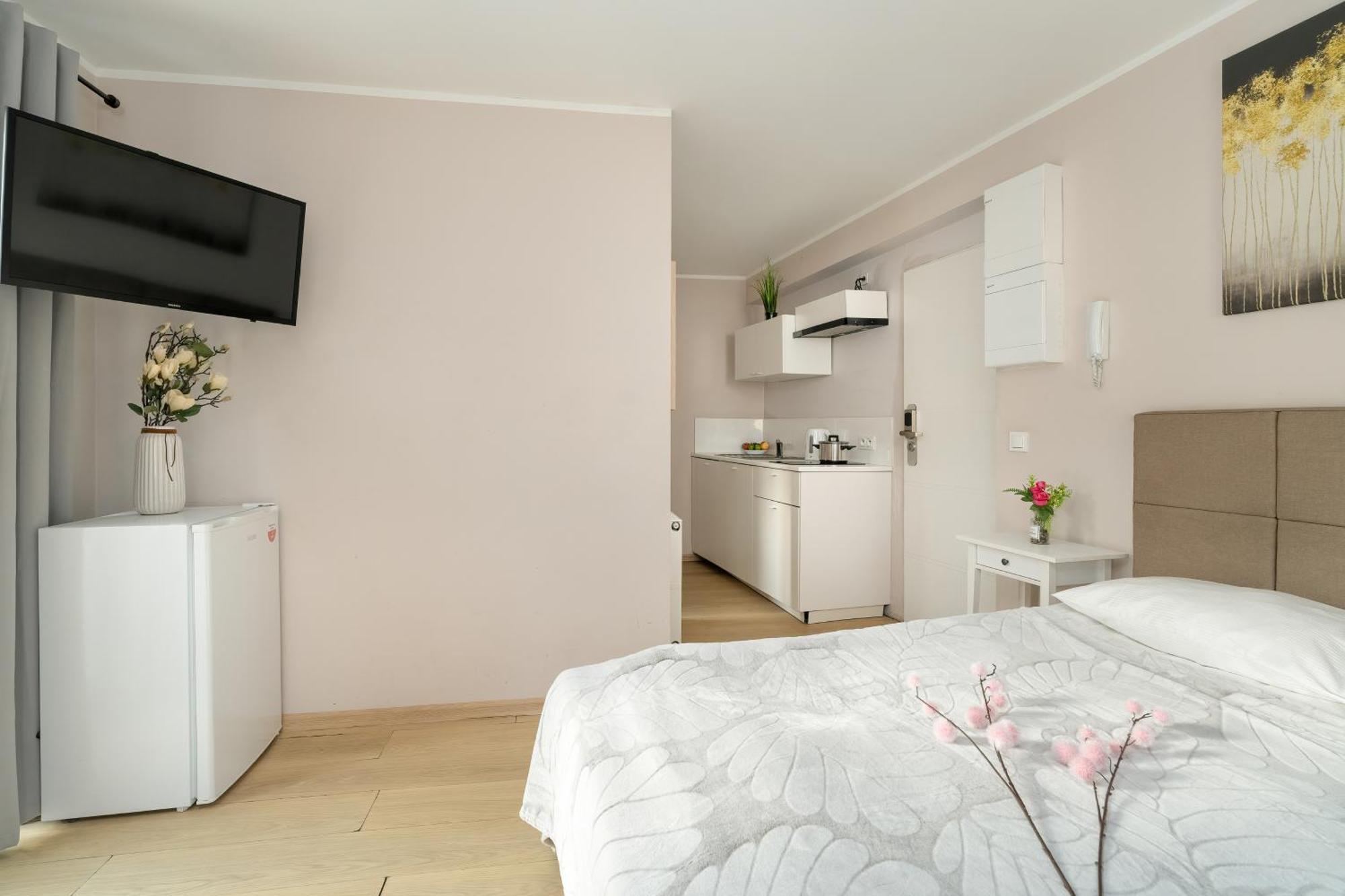 Apartment Stylowe I Eleganckie Studia Very Berry W Poznaniu By Renters Poznan